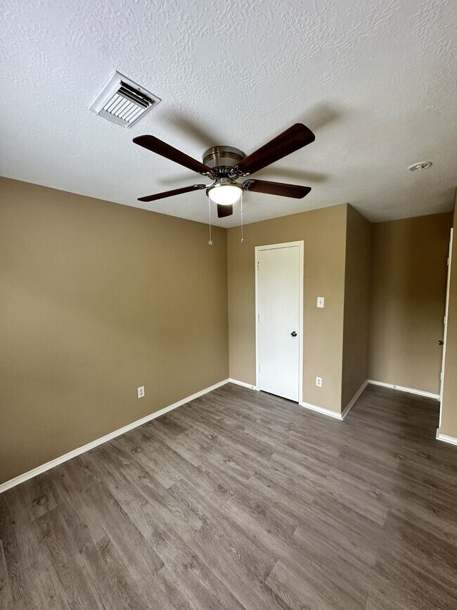 Building Photo - 6910 Bayou Crest Dr