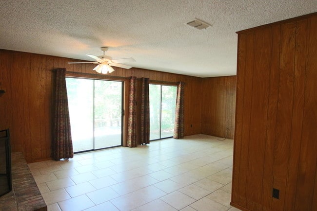 Building Photo - Charming home on Brooks Lake!