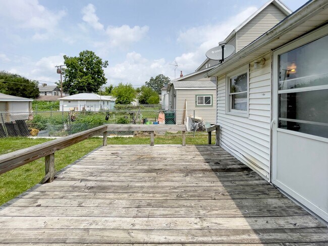 Building Photo - *AVAILABLE NOW!* Cozy Three Bedroom Home!