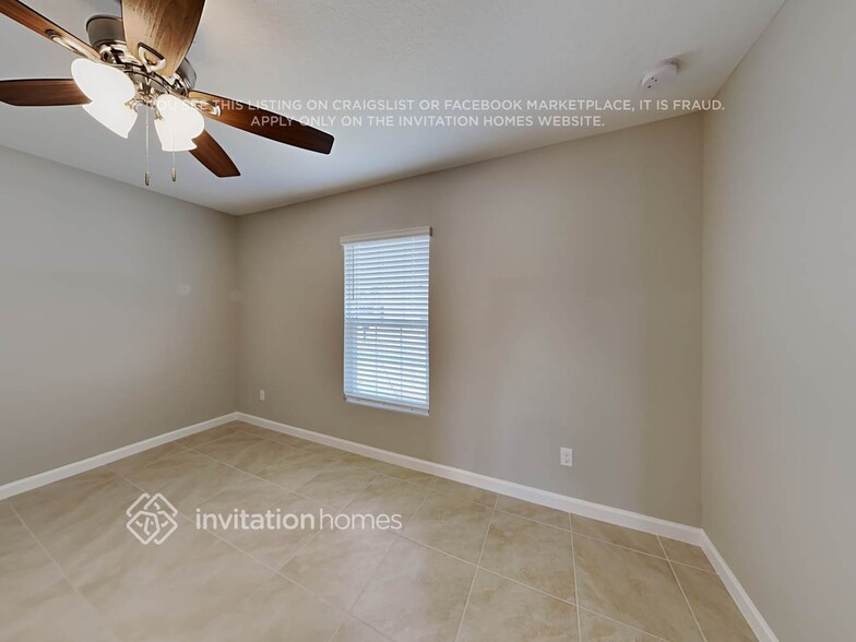Building Photo - 851 SW Paar Dr