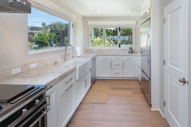 Building Photo - Furnished Oceanview Property