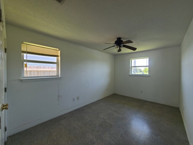 Building Photo - 3541 Kings Dr