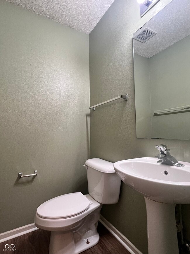 Building Photo - 10400 Hickory Hill Dr