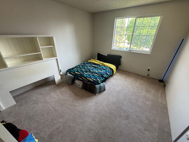 Building Photo - Spacious 2-Bed, 2-Bath Condo in the Heart ...