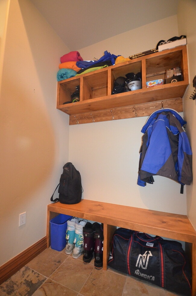 Building Photo - Highlands Green Lodge! Updated One Bedroom close to Main Street! SUMMER ONLY RENTAL!