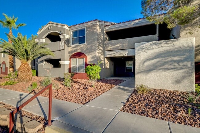 Building Photo - Charming 3 Bedroom Upstairs Condo in a Gat...