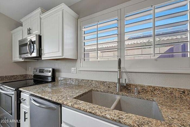 Building Photo - Stunning 3-bedroom, 2-bath home