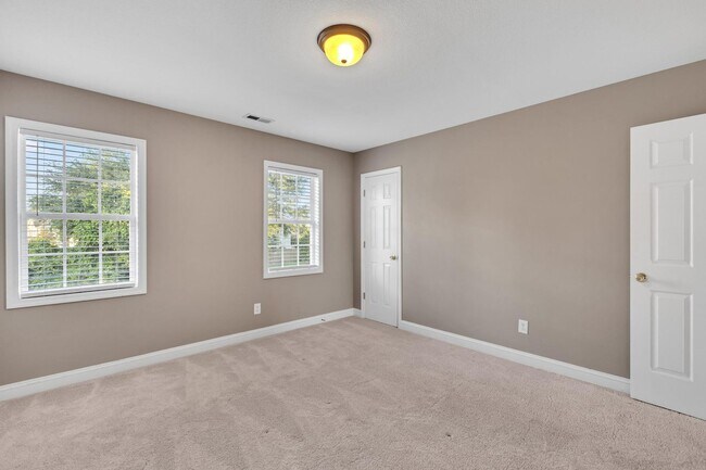 Building Photo - 3 bedroom with BONUS! Fenced Yard