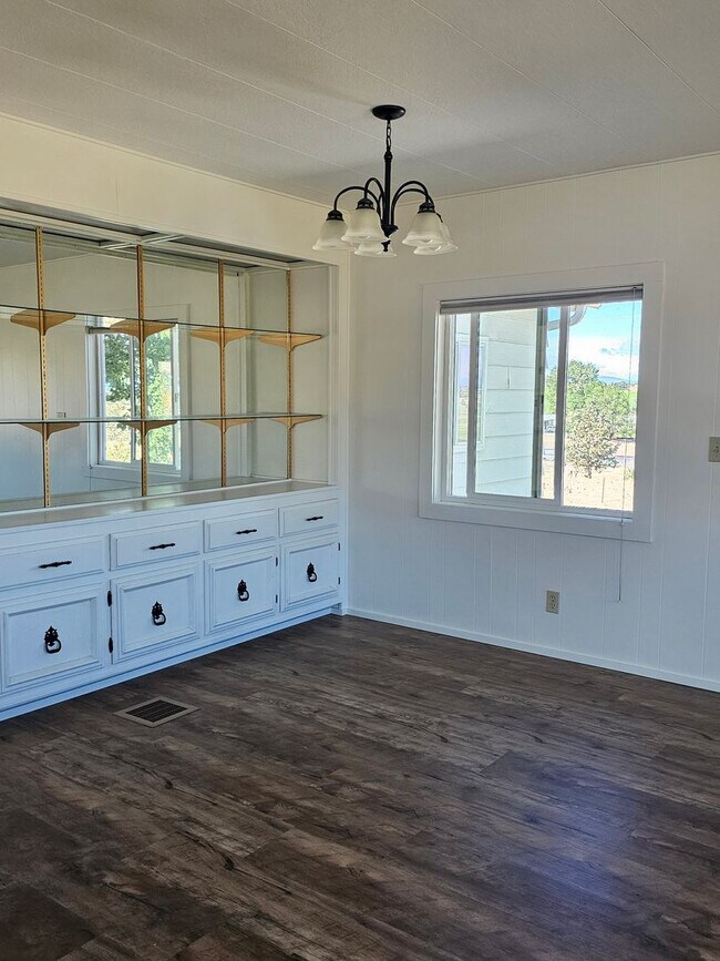 Building Photo - 3 BONUS ROOMS for Office, Art and Play roo...