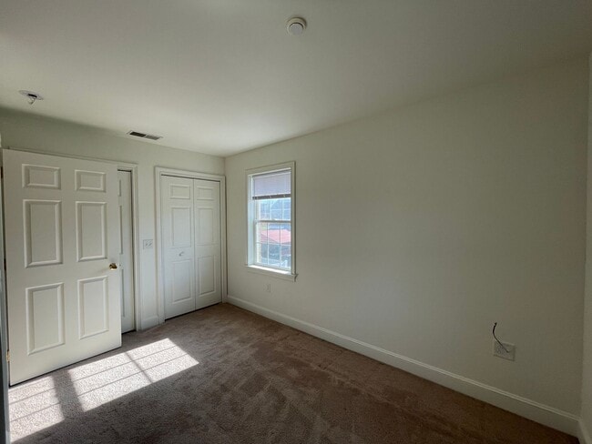 Building Photo - 3 Bedroom Townhome in Lancaster!