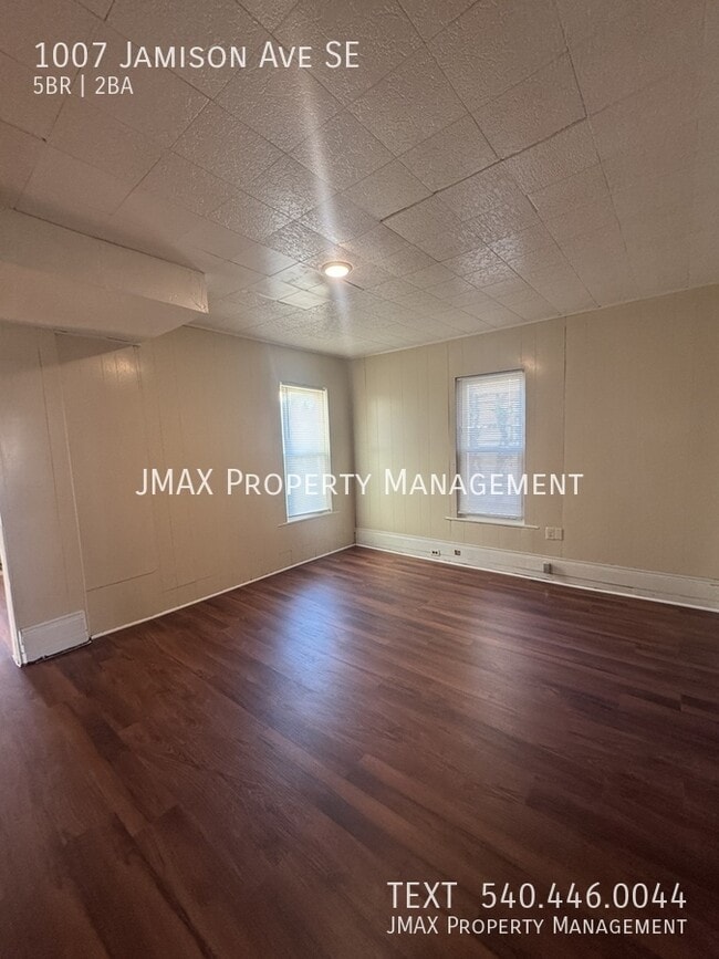 Building Photo - 1007 Jamison Ave SE