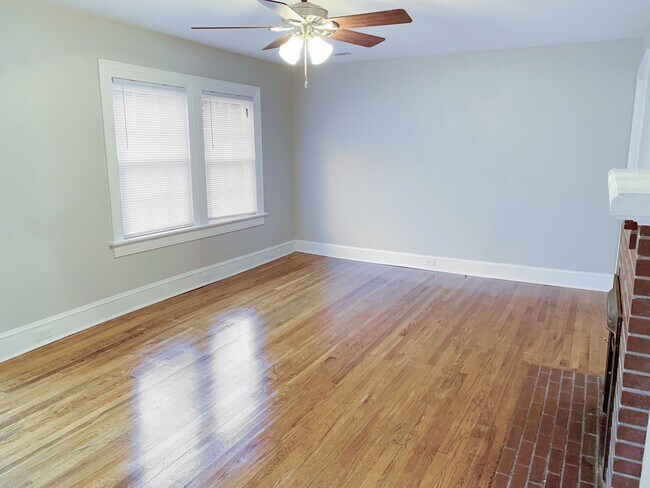 Building Photo - 3 Bedrooms 2 Full Baths with fenced in bac...
