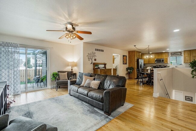 Building Photo - Gorgeous 6 Bedroom/3.5 Bathroom Home!