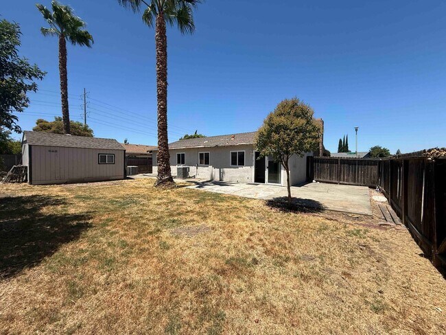 Building Photo - Single Story 4 Bedroom