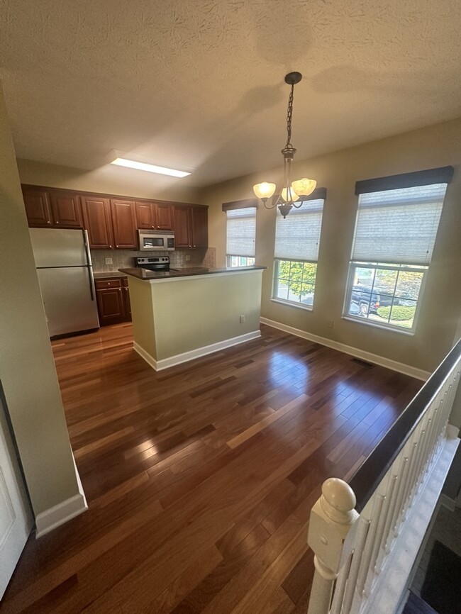 Kitchen and Dining Area - 94 Olentangy Pt