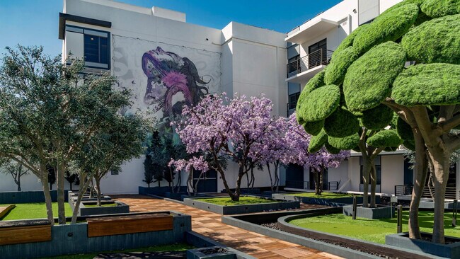 Building Photo - 425-475 E Atlantic Blvd