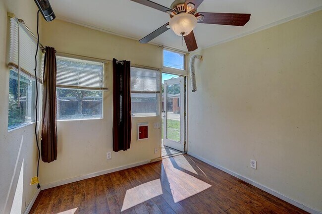 Building Photo - 806 Westwood Dr
