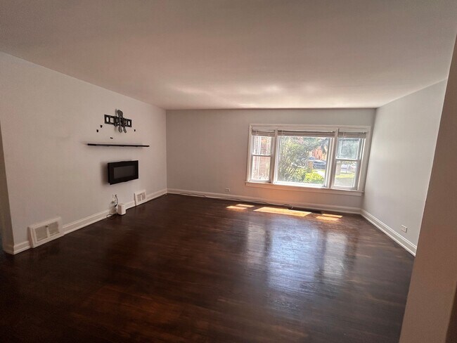 Building Photo - 10518 S Artesian Ave