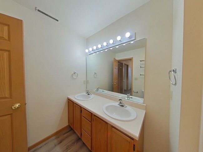 Building Photo - Beautiful 3 Bedroom 1.5 bath with attached...