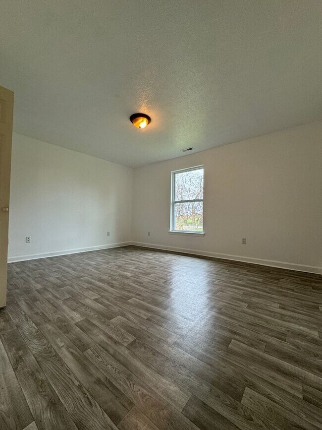 Building Photo - Country living with this large 3 bedroom 2 full bath home