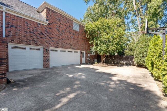 Building Photo - 220 Huddersfield Dr