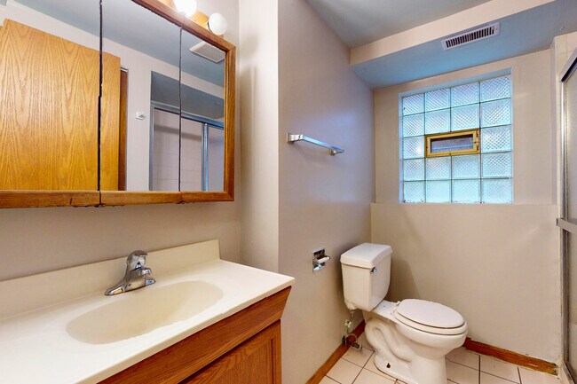 Building Photo - 4744 N Hermitage Ave
