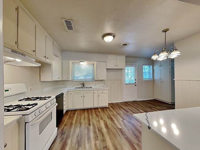 Building Photo - 1002 Noble Ave