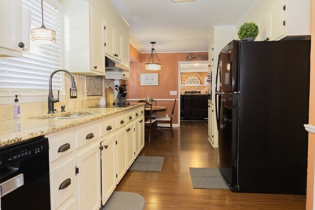 Building Photo - Spacious Stay for Crews | 4BR + Parking + ...
