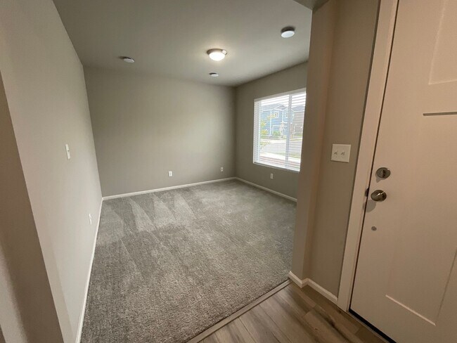 Building Photo - Beautiful 4 Bedroom, 2.5 Bath Home Availab...