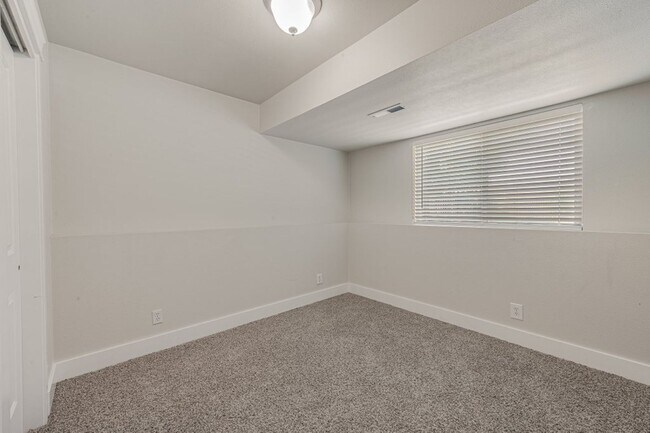Building Photo - 5 bed 3 bath split level near State Line