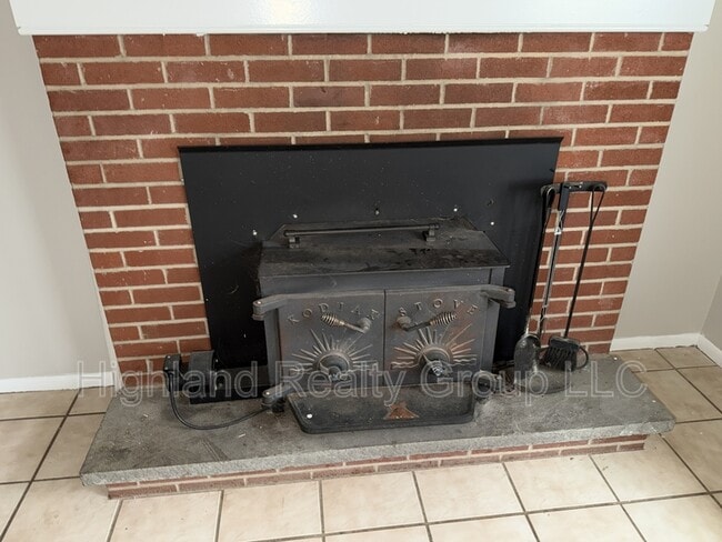 Building Photo - 152 Penn St