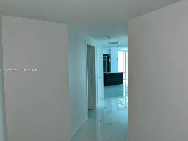 Building Photo - 1100S S Miami Ave