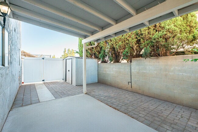 Building Photo - 734 Claraday St