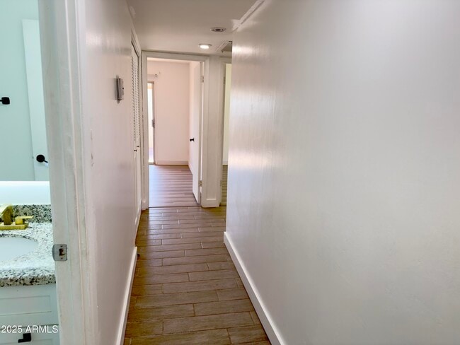 Building Photo - 1021 W Mission Ln