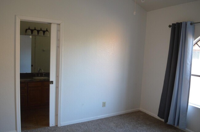 Primary bedroom - 5640 E Bell Rd