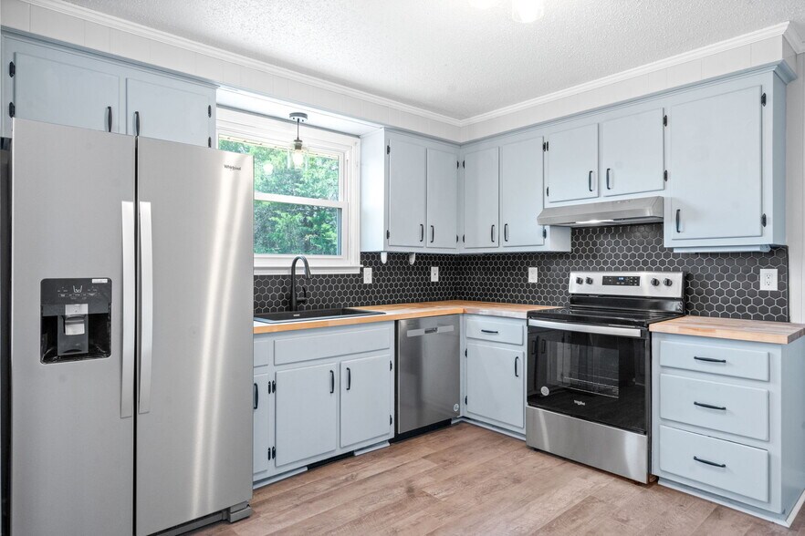 Building Photo - 208 Aster Dr