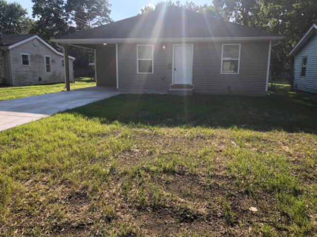 Building Photo - 1717 N Oak Grove Ave