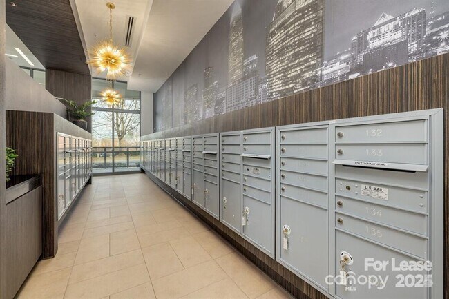 Building Photo - 205 S Kings Dr