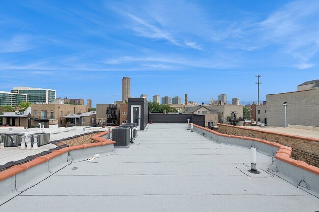 Building Photo - 3641 N Wilton Ave