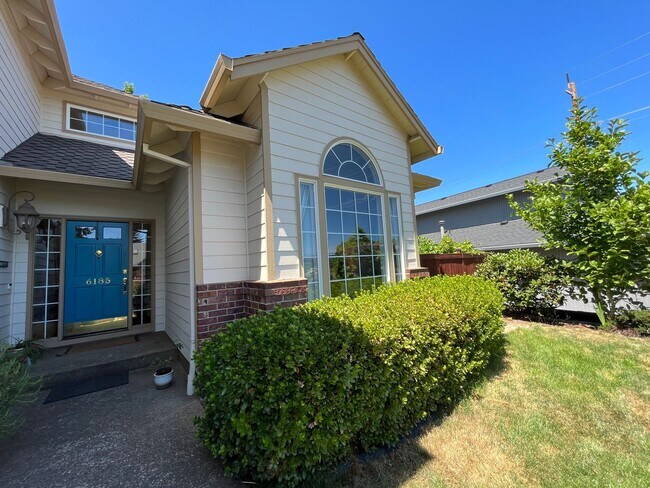 Building Photo - Beautiful 4Bd + 3Ba in Portland!! Offers Beautiful Outdoor Views and Great Gardening Backyards!!