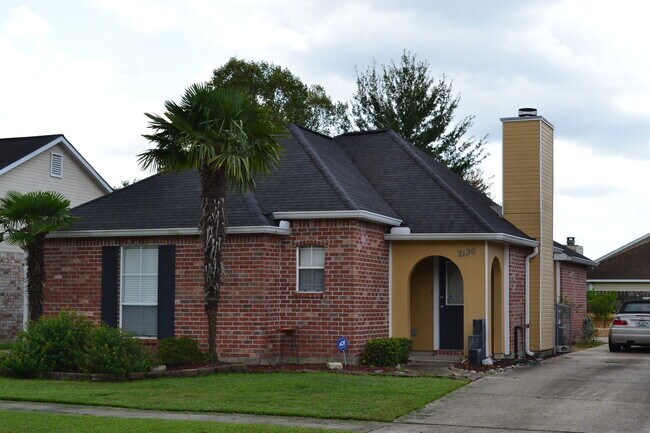 Building Photo - Location! Location!  3 bedroom, 2 bath, Ga...
