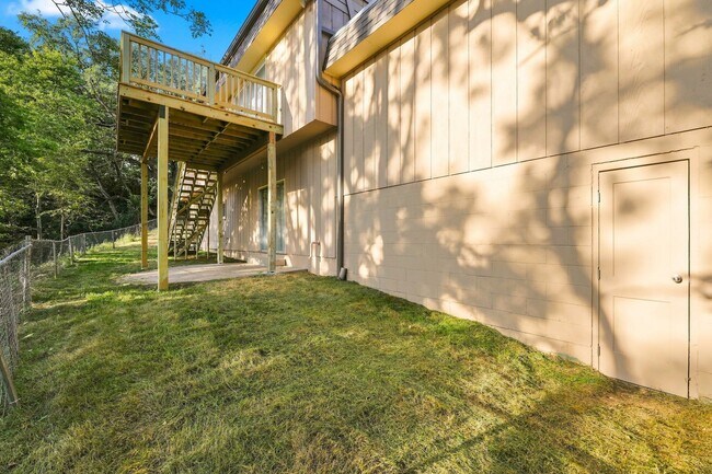 Building Photo - 350 Skyline Dr