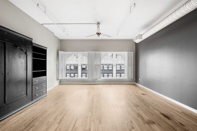 Building Photo - Spacious 1BD, 1BA Downtown Condo with Parking Spot