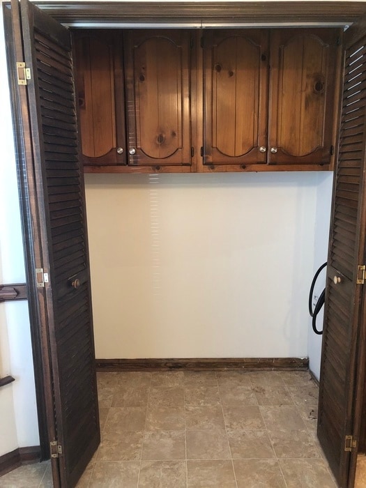 Building Photo - SPACIOUS TOWNHOME IN CENTRAL LOCATION