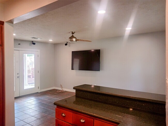 Building Photo - 923 W 41st St