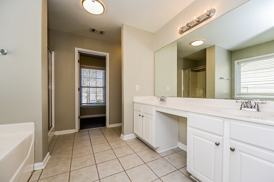Building Photo - 2808 Harcourt Dr
