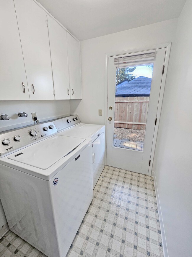 Building Photo - 9032 SW Monterey Pl