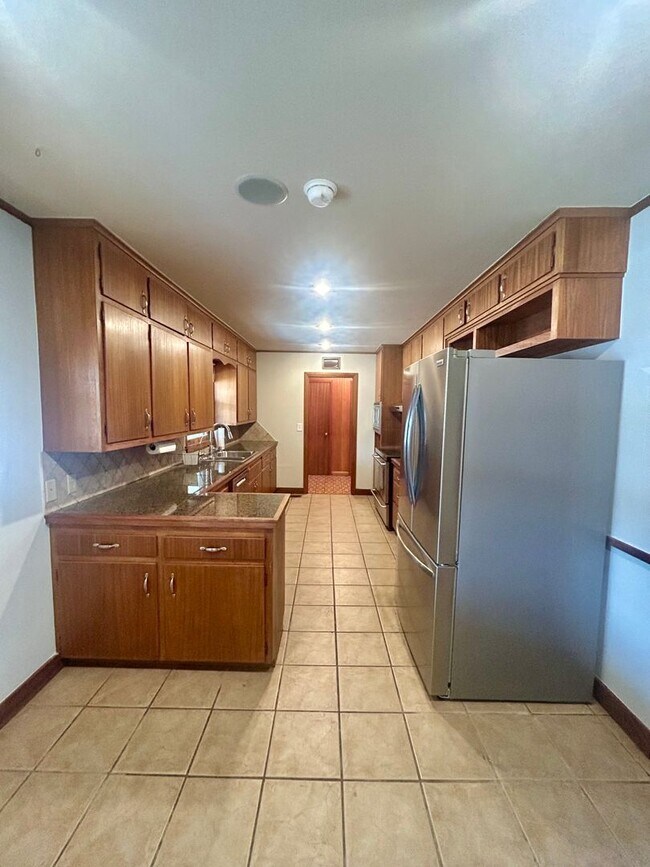 Building Photo - Great ranch style home located on a large ...