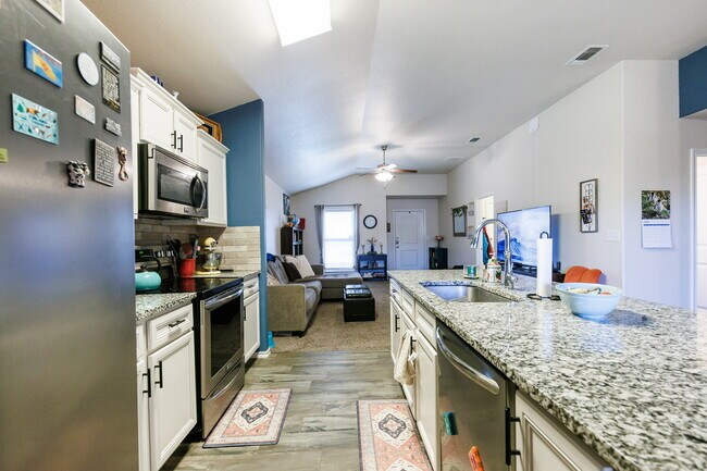 Building Photo - Wonderful 3 bed, 2 bath in Milwaukee Ridge!