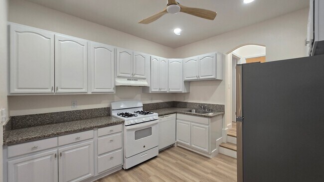 Building Photo - 511 13th St